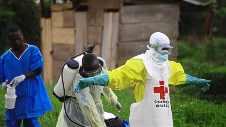 Helfer reinigen sich nach der Arbeit in einem Behandlungszentrum gegen Ebola mit Desinfektionsmittel. Im Kongo sind inzwischen mehr als 2000 Menschen an dem gefährlichen Ebola-Virus erkrankt. 
