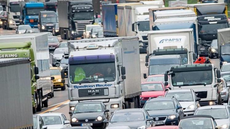 Autos stauen sich auf einer Autobahn bei Köln: Wo Mietpreissteigerungen besonders hoch ausfallen, kommt es überdurchschnittlich oft zu staubedingten Verkehrsbehinderungen. 
