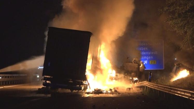 Drei Fahrzeuge sind nach dem Unfall auf der A1 ausgebrannt. 