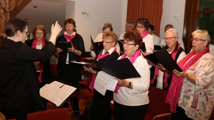 Die Singgemeinde Lashorst singt seit vielen Jahren im Stemshorner „Alten Schafstall“ beim plattdeutschen Gottesdienst. Foto: Heidrun Mühlke