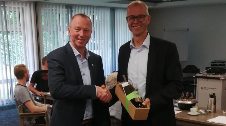 Mit einem Weinpräsent bedankte sich Obermeister Heinrich van Lengerich (links) bei Steuerberater Enno Schürmann für einen Vortrag zur Situation des Bäckerhandwerks in Niedersachsen. Foto: Bäcker-Innung Lingen