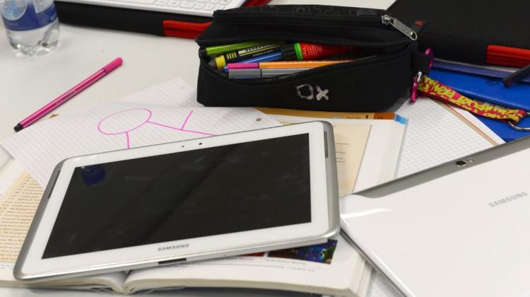 Die Digitalisierung zieht auch in Schulen ein, mit Lerninhalten in digitaler Form, etwa auf Youtube. Foto: dpa/Arne Dedert