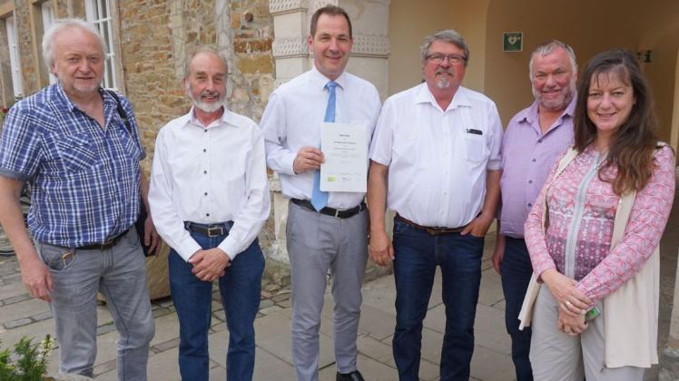 Urkunde überreicht: Samtgemeindebürgermeister Benno Trütken (Mitte)  mit Johannes Bartelt, Andreas Henemannm, Helmut Tolsdorf, Laurenz Brackmann und Martina Jandeck. Foto: Jürgen Ackmann