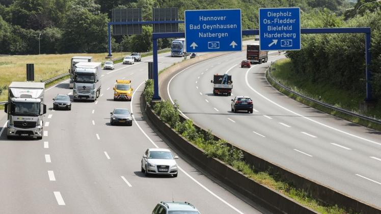 Die A 30 soll zwischen Hasbergen-Gaste und dem Autobahnkreuz Osnabrück-Süd sechsspurig ausgebaut werden. Das Bild zeigt die A 30 zwischen dem Südkreuz und Osnabrück-Nahne. Foto: Michael Gründel