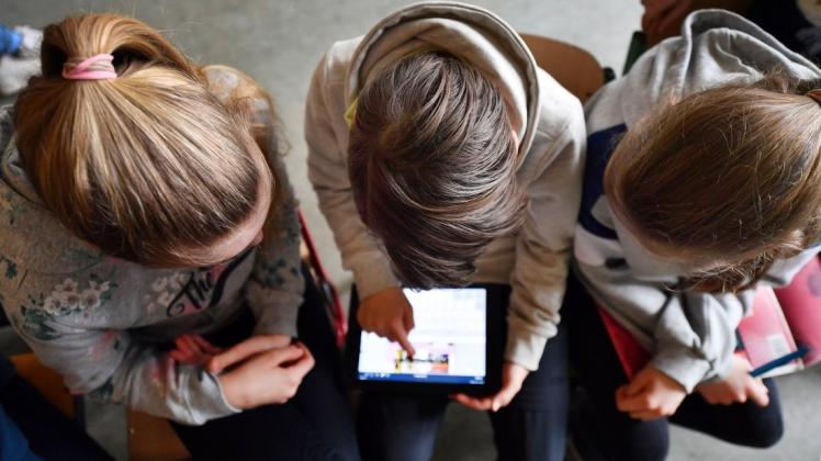 Die Videoplattform YouTube dürfte eine der meistgenutzten Apps auf den Smartphones von Kindern und Jugendlichen sein. Foto: dpa/Martin Schutt