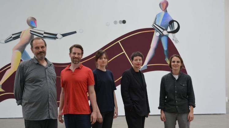 Extra für die Ausstellung wurde das Wandbild der beiden Tennisspielenden Personen gefertigt, bei dem die Rollenverteilung von Mann und Frau deutlich wird. Das Foto zeigt (von links) die Kuratoren Peter Lütje, Till Albert sowie die Künstlerin Anne Pöhlmann, Kunsthallendirektorin Meike Behm sowie die Künstlerin Rebecca Ann Tess. Foto: Caroline Theiling