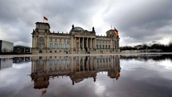 Wolken über dem Reichstag in Berlin, Sitz des Deutschen Bundestages. Die Parlamentarier werden immer älter, Experten warnen: Die Belange der Jungen kommen in der Politik zu wenig vor.