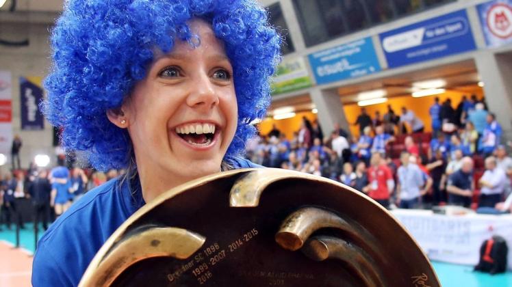 Mit Schale und blauer Perücke feierte Jana-Franziska Poll im Mai die deutsche Meisterschaft. Foto: imago images / Pressefoto Baumann