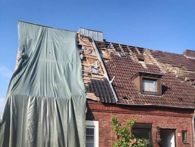 Der schwere Sturm deckte Dächer ab und ließ ein Auto wie Spielzeug durch die Luft fliegen. Foto: Stadt Bocholt Der schwere Sturm deckte Dächer ab und ließ ein Auto wie Spielzeug durch die Luft fliegen. Foto: Stadt Bocholt