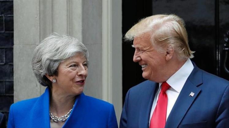 Theresa May und Donald Trump unterhalten sich vor 10 Downing Street in London, der Residenz der britischen Premierministerin. 
