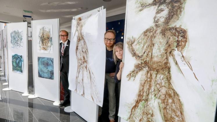 Die Ausstellung "Einst" wird im Berliner Carré vorgestellt. (v.l.: Ralf Hellige (Sparkasse), Martin Fenner und Renate Hansen).  Foto: Jörn Martens
