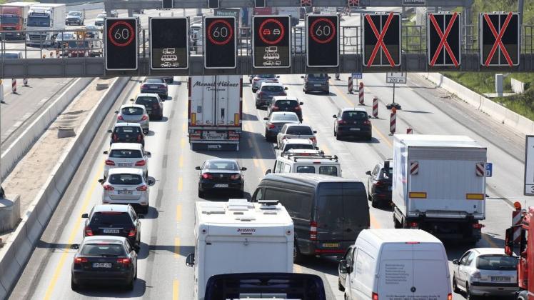 Wer an Pfingsten mit dem Auto verreisen will, sollte viel Geduld – und gute Nerven – mitbringen. Symbolfoto: imago images/Nikita