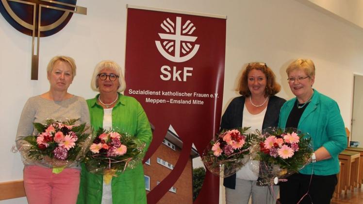 Blumen gab es für den Vorstand des SkF Meppen bei der Mitgliederversammlung. 