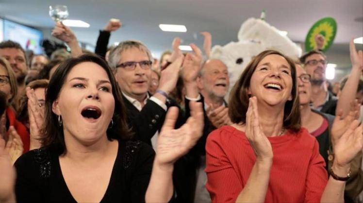 Die Grünen-Vorsitzende Annalena Baerbock (l.) und Fraktionschefin Katrin Göring-Eckard jubeln nach der Bekanngabe der ersten Prognose für die Europawahl. Die Grünen kletterten in einer aktuellen Umfrage auf den Rekordwert von 26 Prozent. 