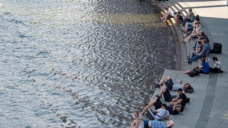 Sehr heiß war es in den vergangenen Tagen in Berlin: Menschen an der Spree im Schatten des Paul-Löbe-Hauses. 