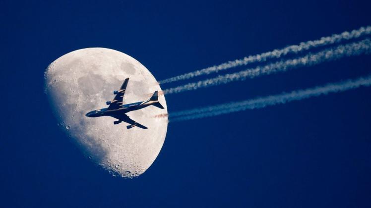 Wird Fliegen teurer? Foto: dpa/Patrick Pleul