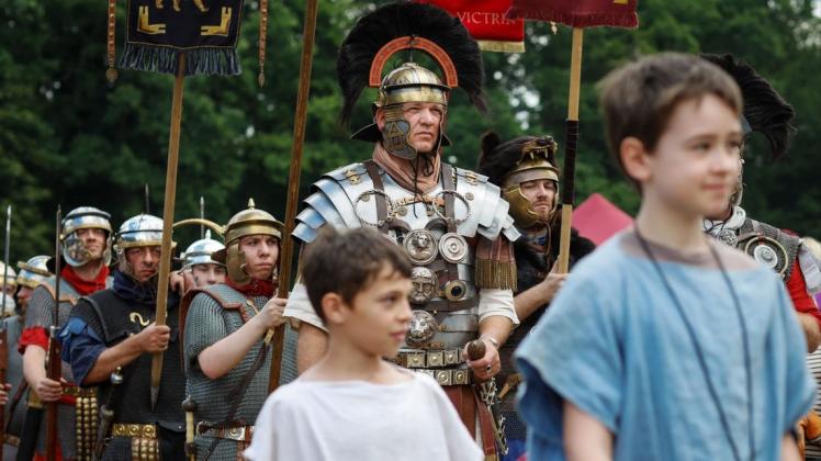 So war es 2017 - der Triumphzug während der Römer- und Germanentage auf dem Freigelände des Museums in Kalkriese. Foto: David Ebener