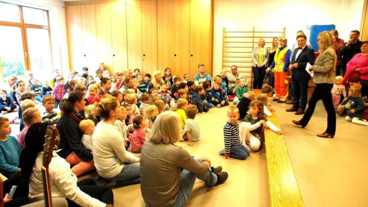 Auch Bürgermeister Hartmut Nümann war bei der Eröffnung der Ausstellung in der Kita  Kunterbunt dabei. Foto: Achim Köpp
