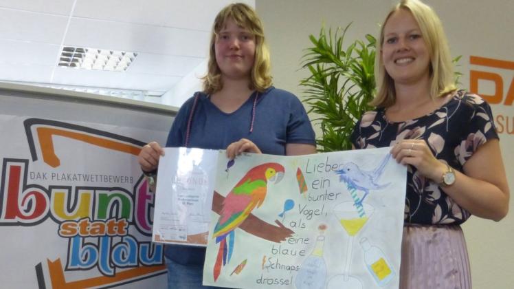Mit ihrem „schillernden Papagei“ belegte Hanna Mertens in Niedersachsen Platz zehn, zu dem Nina Riedel (rechts) herzlich gratulierte. Foto: Horst Schwitalla