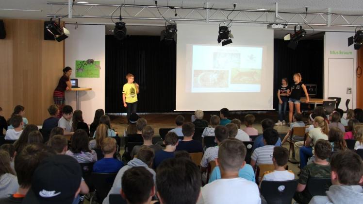 Die Schüler der Klasse 6b stellen im Rahmen des "EDU-Wildlife"-Projektes ihren Mitschülern Informationen über die Wildtiere Luchs, Bär und Wolf vor. Foto: Franziska Specker