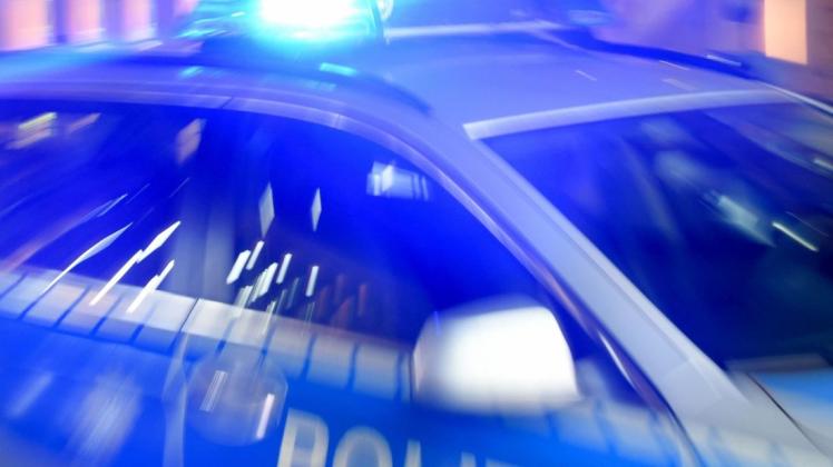 Die 30-jährige Polizistin, die am Steuer saß, erlitt leichte Verletzungen. Symbolfoto: Carsten Rehder/dpa
