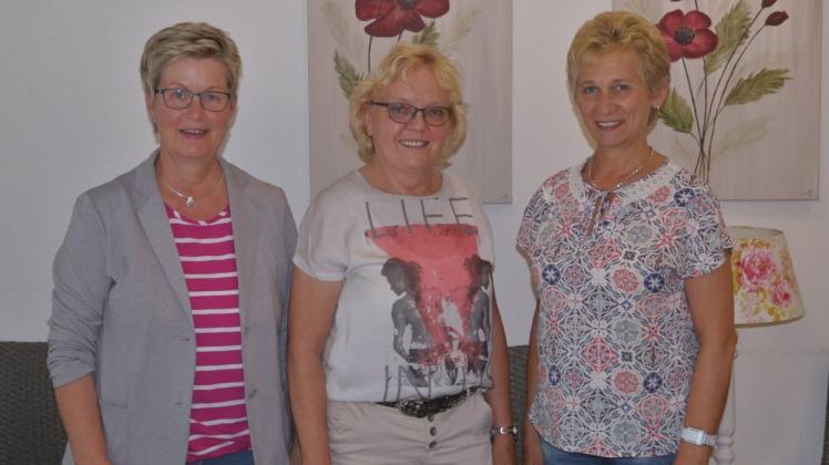 Zu den  aktiven Mitgliedern der Gruppe "Die Herbstzeitlosen" in Lohne gehören (von links) Maria Seggering, Franziska Möllers und Monika Peters sowie (nicht auf dem Foto) Anni Peters. Foto: Johannes Franke