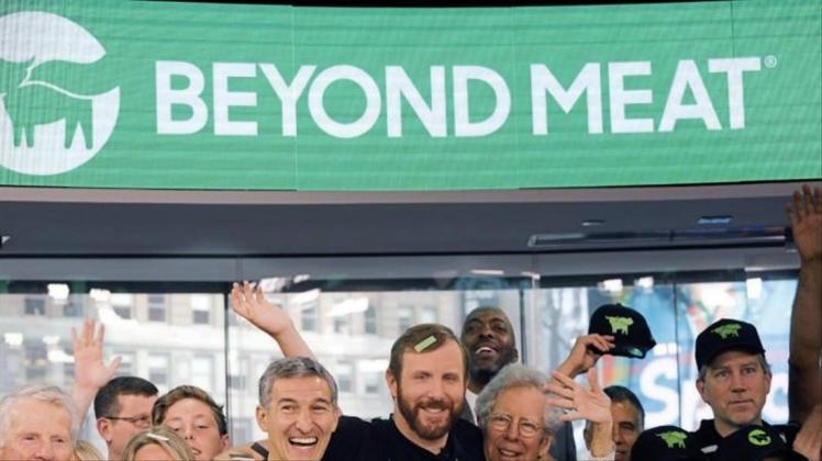 Beyond-Meat-Chef Ethan Brown (M) jubelt mit Mitarbeitern über den Börsengang des Fleischersatz-Herstellers. 