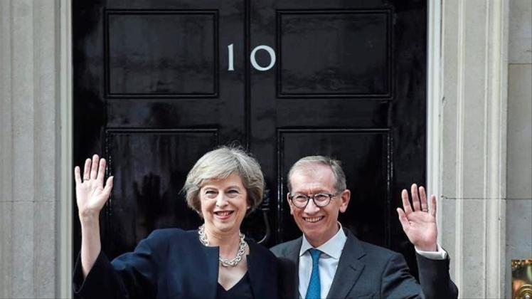 Theresa May und ihr Ehemann Philip in der Downing Street. 
