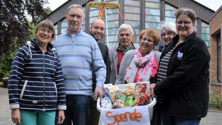 Zum ökumenischen Pfingstgottesdienst in St. Josef verbunden mit einer Kollekte zugunsten des SKFM laden (v.l.) Pastorin Anna Riese, Wolfgang Wagner, Magnus Meyer, Pastor Gerrit Weusthof, Gundula Freymuth, Christa Metje und Andrea Merz vom Ökumenischen Arbeitskreis ein. Foto: Klaus Dieckmann