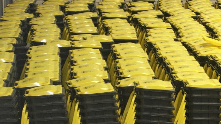 Die gelbe Tonne kommt. Das Bild entstand im Jahr 2009, als der Landkreis Osnabrück umstellte und 57 000 gelbe Tonnen an die Haushalte auslieferte. Foto: Gert Westdörp/Archiv