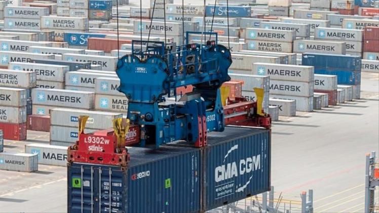 Containerverladung im JadeWeserPort in Wilhelmshaven. Der DIHK rechnet mittlerweile nur noch mit einem Anstieg der Ausfuhren von Waren und Dienstleistungen um 1,2 Prozent in diesem Jahr. 