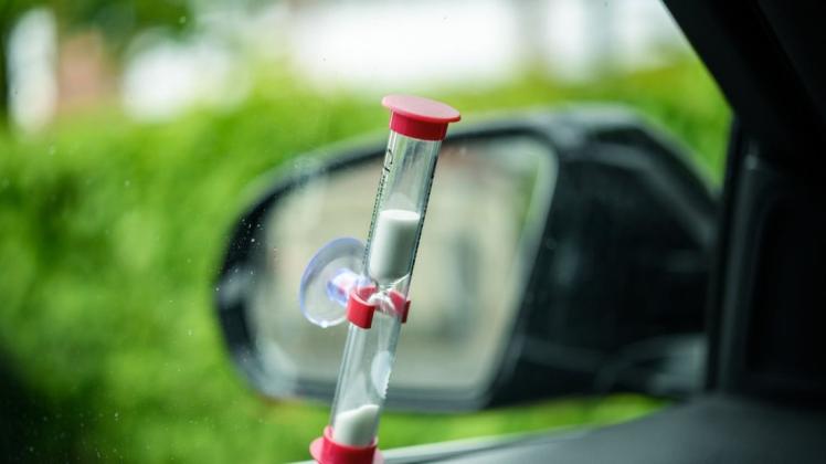 Ein Blick auf eine Sanduhr an der Scheibe eines parkenden Autos. Mit der Sanduhr können Autofahrer seit dem 03.05.2019 auf kostenpflichtigen Parkplätzen für 15 Minuten kostenlos parken. Foto: Mohssen Assanimoghaddam/dpa