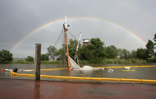 Trügerische Idylle: Ein Regenbogen über der Elbe, in die das historische Schiff versunken ist. Foto: dpa/Bodo Marks