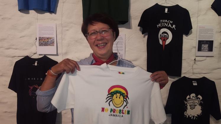 Eines von Carmen Berkelies Lieblings-T-Shirts, das sie auch gerne hin und wieder trägt: "No Problem Jamaica". Foto: Bettina Mundt