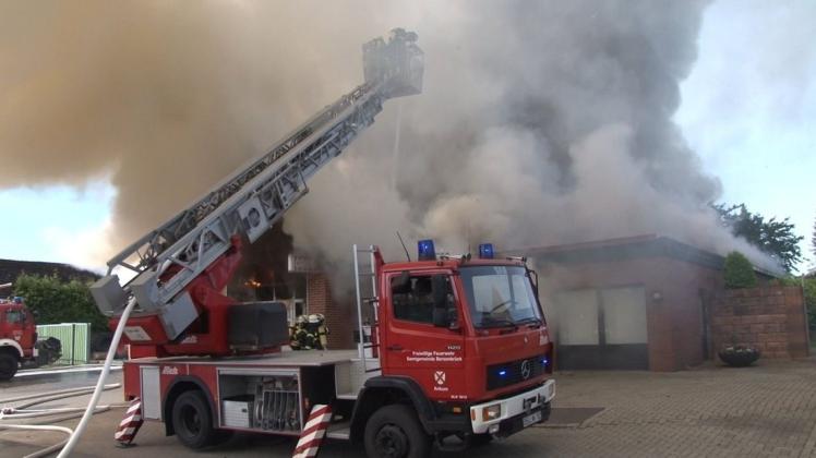 In Bersenbrück-Ahausen brannte am Sonntag die Werkstatt eines Landmaschinenhandels ab. Foto: NWM-TV