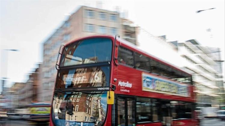 Ein Doppeldeckerbus in London. Mehrere Jugendliche haben in London ein lesbisches Paar in angegriffen und krankenhausreif geschlagen. Foto: Wolfram Kastl/Archiv