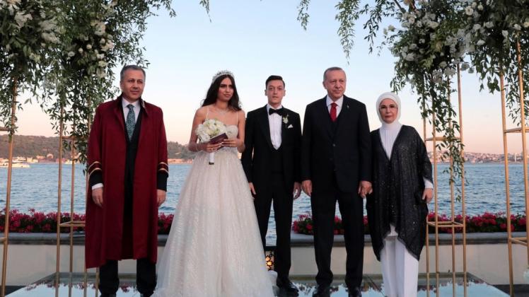 Das Hochzeitsfoto mit den Özils und den Erdogans. Foto: dpa/Pool Presidential Press Service/AP