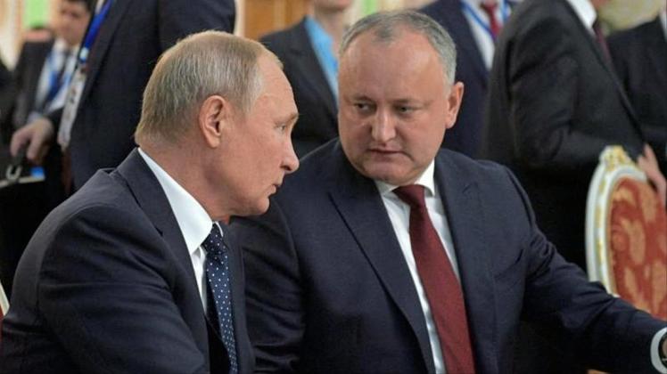 Wladimir Putin (l), Präsident von Russland, unterhält sich mit und Igor Dodon, Präsident der Republik Moldau. 
