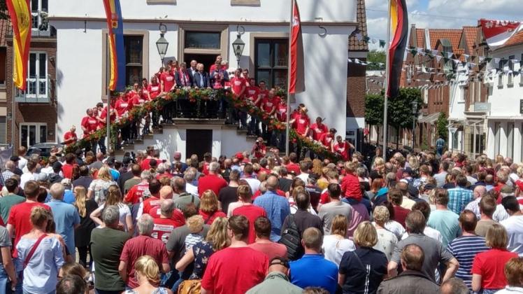 Aufstiegsfeier vor dem Lingener Rathaus: Fans und Politiker begrüßen die Mannschaft der HSG Nordhorn-Lingen, die nächste Saison in der Bundesliga spielt. 