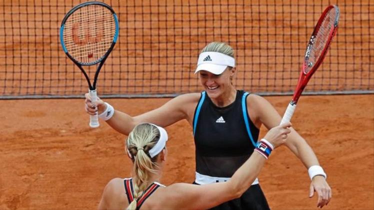 Timea Babos (l) und Kristina Mladenovic feiern ihren Sieg im Damen-Doppel. 