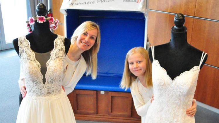 Zum ersten Mal zeigt Sindy Groszczyk ihre Brautmode auf der 20. Hochzeitsmesse in Rostock. Tochter Tia unterstützt die Rostockerin, die vor einem Jahr ihr Geschäft in Groß Stove eröffnet hat.