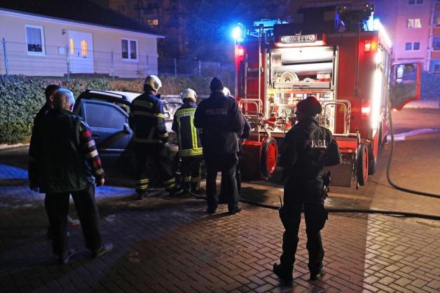Auf dem Hof eines Kfz-Meisterbetriebs in Dierkow ist am Samstag Abend ein abgestelltes Auto in Flammen aufgegangen.