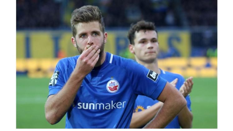 Schwer enttäuscht waren die Hansa-Kicker Marco Königs (im Vordergrund) und Lukas Scherff nach dem 0:2 in Braunschweig. Foto: Lutz Bongarts