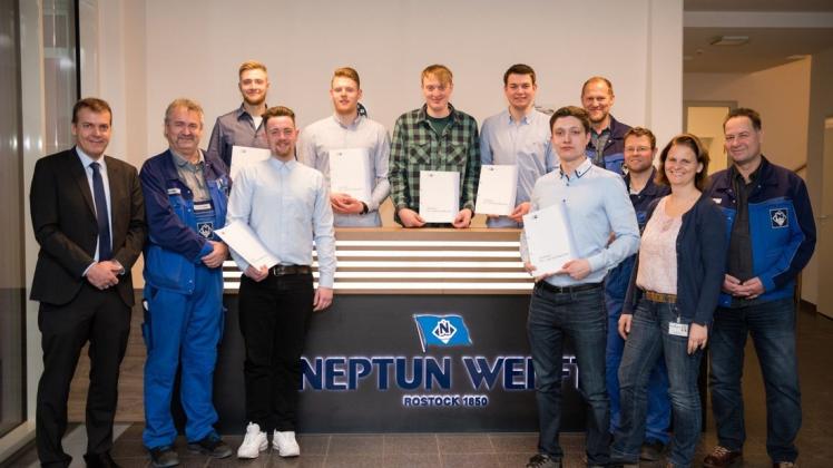 Manfred Ossevorth, Geschäftsführer der Neptun Werft, (links) nach der Übergabe der Facharbeiterbriefe zusammen mit den neuen Facharbeitern und Ausbildern.