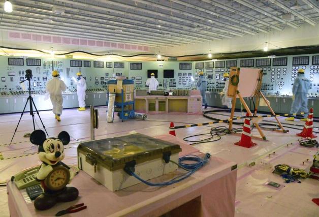 Arbeiten im Kontrollraum der Reaktoren 3 und 4 nur in Schutzkleidung. Foto: imago/Kyodo News