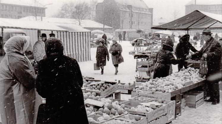 1966 war der Wochenmarkt in Delmenhorst noch auf dem Hans-Böckler-Platz zu finden. Archivfoto: Hermann Weizsäcker