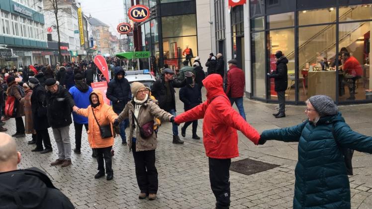 Mit einer Menschenkette demonstrierten Osnabrücker am Samstag in der Innenstadt für Verbesserungen beim Familiennachzug für Flüchtlinge. Foto: Karsten Frei