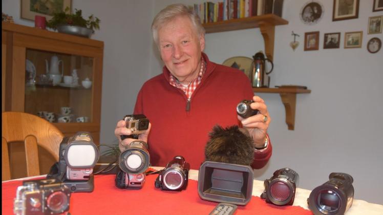 Hobbyfilmer Bernd Vieregge zeigt eine Auswahl seiner Kameras. Foto: Biljana Neloska
