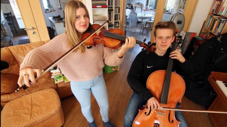 Bereiten sich auf ihren Auftritt beim Landeswettbewerb von "Jugend musiziert" vor: Freya und Philipp Wessolowski. Foto: Bettina Dogs-Prößler