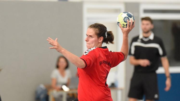 Voll konzentriert beim Wurf: Pädagogik-Handballerin Anja Schultz. Sie steuerte zum Sieg gegen den Stavenhagener SV sieben Tore bei. Foto: Georg Scharnweber